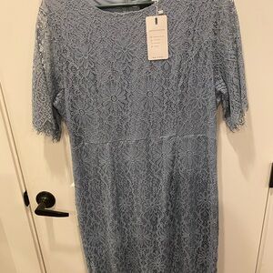 Chic Floral Lace Midi Dress in Blue